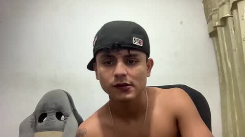 Snapshot of bob_pettersonn chatting on December 22, 11:41 pm Bob  INDEPENDENT MODEL online show from December 22, 11:41 pm