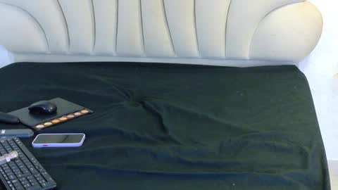 bonieklent online show from November 17, 4:04 am