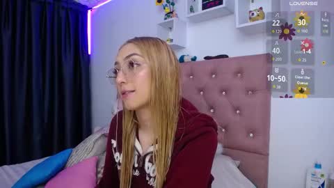 Snapshot of bonny_clyde_xx_ chatting on October 16, 2:33 am Soffy Brooks Independent model online show from October 16, 2:33 am