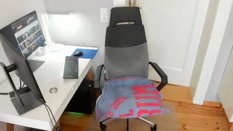 Julian online show from April 6, 11:00 am