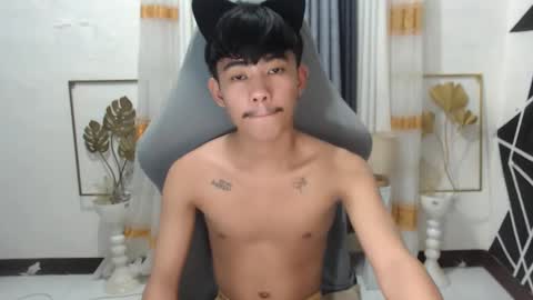 Snapshot of boynextdoor4ux chatting on December 5, 8:38 am HI IM JAMES DONT FORGET GIVE ME THUMBS UP AND JOIN TO MY FANCLUB online show from December 5, 8:38 am