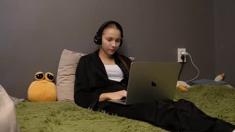 Alice online show from November 30, 3:19 pm