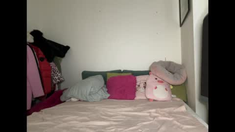 bratzdoll1994 online show from April 8, 9:12 am