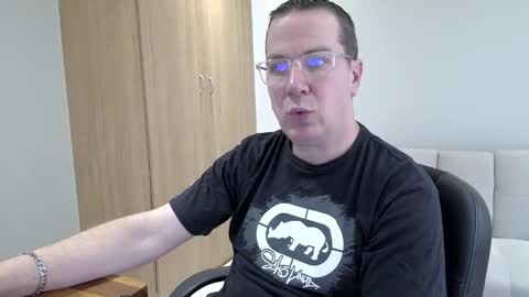 Snapshot of brettdj chatting on November 1, 10:14 am Brett online show from November 1, 10:14 am