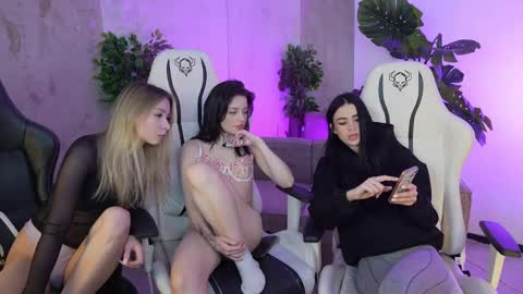 Snapshot of bright_diamonds_054 chatting on February 26, 2:49 pm Diamonds Girls online show from February 26, 2:49 pm