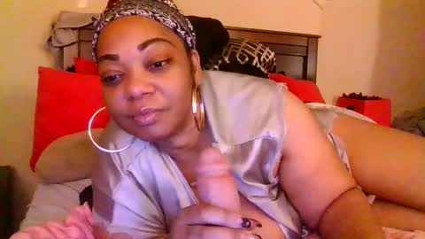Snapshot of brownroundrenee chatting on February 17, 11:02 am brownroundrenee online show from February 17, 11:02 am
