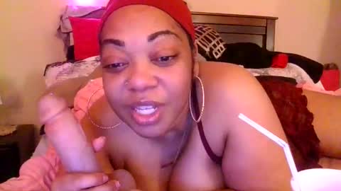 Snapshot of brownroundrenee chatting on March 1, 10:55 am brownroundrenee online show from March 1, 10:55 am