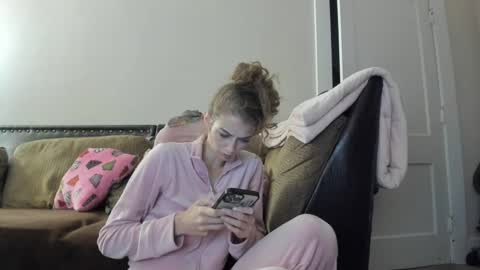 Snapshot of buffybarloe chatting on December 3, 12:52 am Buffy online show from December 3, 12:52 am