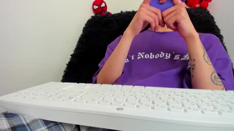 Snapshot of bumblubee chatting on February 19, 6:10 pm Tonny online show from February 19, 6:10 pm
