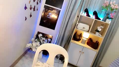 Snapshot of caitlin_x chatting on October 10, 1:44 am caitlin online show from October 10, 1:44 am
