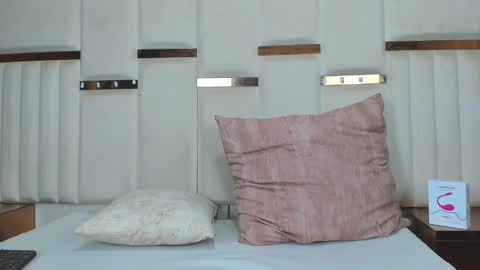 candyandsteven online show from November 5, 2:57 am