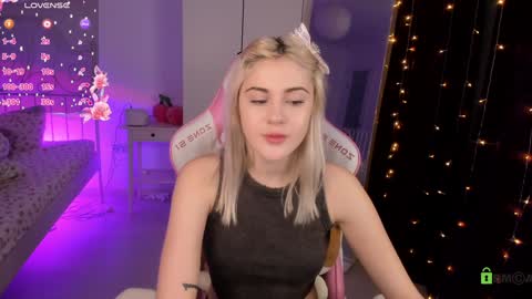 Snapshot of candyhannah chatting on December 8, 3:45 pm You can call me HH online show from December 8, 3:45 pm