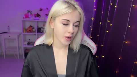 Snapshot of candyhannah chatting on October 18, 8:24 pm You can call me HH online show from October 18, 8:24 pm