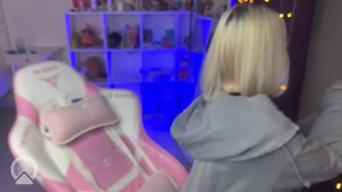 Snapshot of candyhannah chatting on September 14, 6:53 pm You can call me HH online show from September 14, 6:53 pm