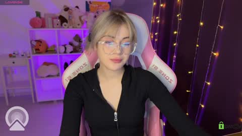 Snapshot of candyhannah chatting on February 2, 4:00 pm You can call me HH online show from February 2, 4:00 pm