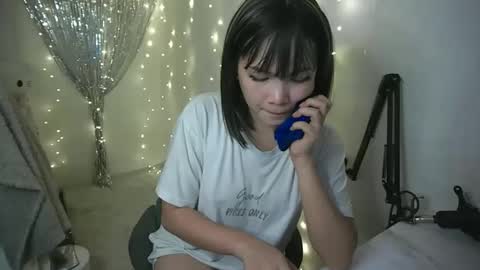 Snapshot of candylovergirl chatting on February 6, 10:47 am leahlex 3 online show from February 6, 10:47 am