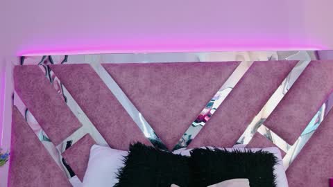 candyluxury_ online show from April 1, 1:41 pm