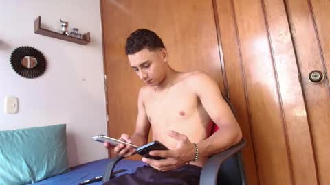 Snapshot of carloz_perez chatting on October 18, 6:12 pm carloz_perez online show from October 18, 6:12 pm