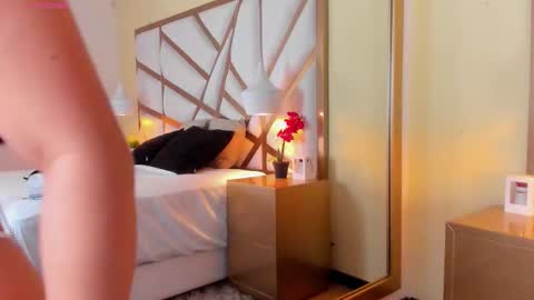 Caroline online show from October 26, 1:34 pm