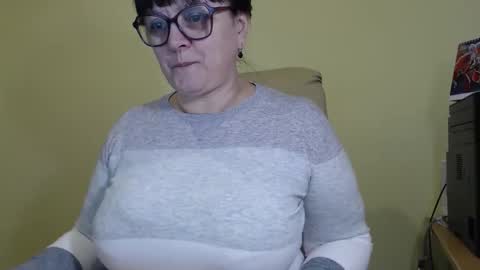 Snapshot of carolinedream_ chatting on October 20, 5:12 am CarolineDream online show from October 20, 5:12 am