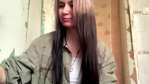 Snapshot of catinagaznes chatting on October 18, 9:35 am Lola online show from October 18, 9:35 am