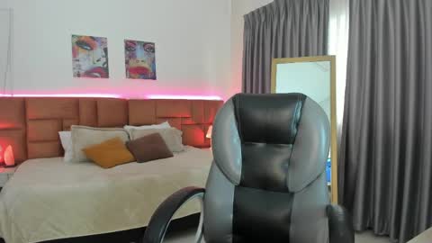 catti_brie_ online show from May 10, 12:00 pm