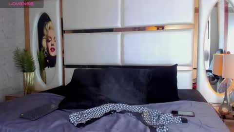 Snapshot of celeste_starsss chatting on September 17, 9:29 pm celeste_starsss online show from September 17, 9:29 pm