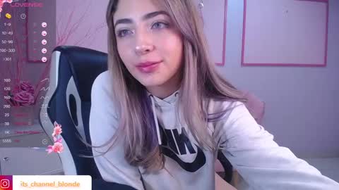 Snapshot of channel_blonde_a chatting on February 3, 4:41 pm channel_blonde_a online show from February 3, 4:41 pm