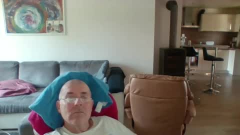 charles6064 online show from June 6, 7:58 am