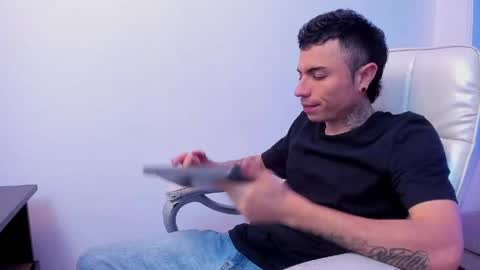 charlie_foxie online show from April 14, 2:15 am