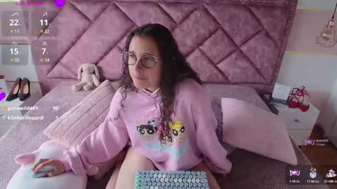 Snapshot of charlote__miller chatting on February 21, 7:21 pm You honey online show from February 21, 7:21 pm