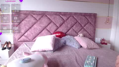 Snapshot of charlote__miller chatting on February 20, 7:19 pm You honey online show from February 20, 7:19 pm