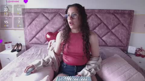Snapshot of charlote__miller chatting on February 18, 7:09 pm You honey online show from February 18, 7:09 pm