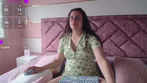 Snapshot of charlote__miller chatting on February 25, 12:49 pm You honey online show from February 25, 12:49 pm