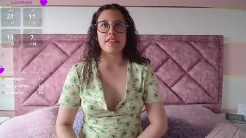 Snapshot of charlote__miller chatting on February 25, 3:53 pm You honey online show from February 25, 3:53 pm