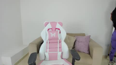 Snapshot of charlote_cowell_sub_ chatting on March 5, 10:32 pm online show from March 5, 10:32 pm