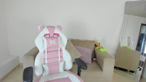 Snapshot of charlote_cowell_sub_ chatting on February 23, 9:37 pm online show from February 23, 9:37 pm