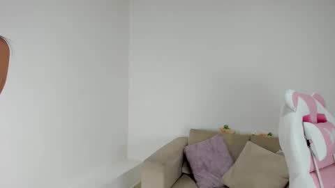 Snapshot of charlote_cowell_sub_ chatting on February 17, 9:43 pm online show from February 17, 9:43 pm