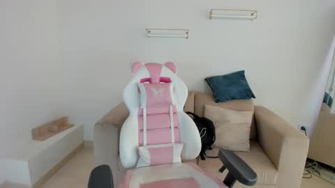 Snapshot of charlote_cowell_sub_ chatting on September 19, 8:12 pm online show from September 19, 8:12 pm