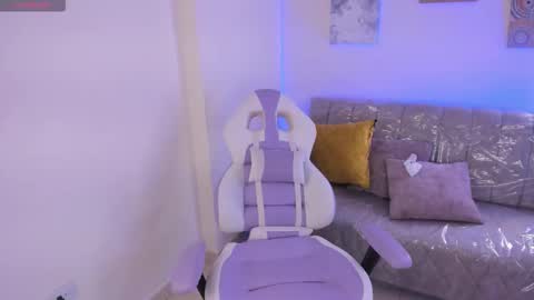 Snapshot of charlote_cowell_sub_ chatting on October 15, 7:37 pm online show from October 15, 7:37 pm