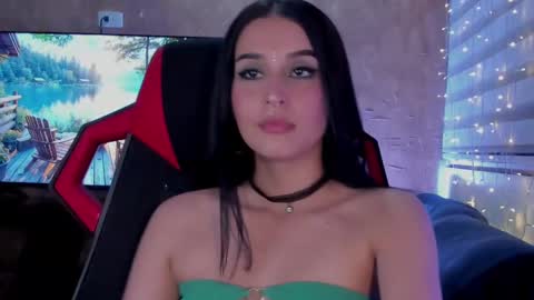 Snapshot of charlotte_greys chatting on February 23, 3:35 am Charlotte  online show from February 23, 3:35 am