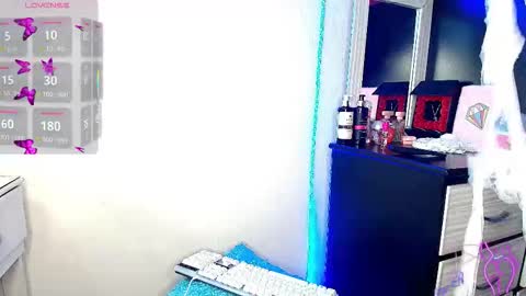 charlotte_walker1 online show from December 2, 11:14 pm