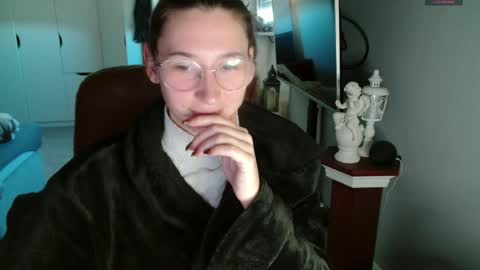 Leonie online show from April 2, 7:48 am