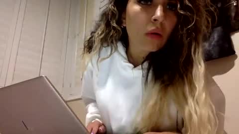 Snapshot of chicagobabe312 chatting on September 25, 8:21 am chicagobabe312 online show from September 25, 8:21 am