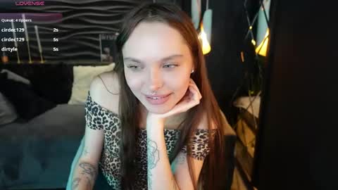 Chloe online show from May 17, 2:37 pm