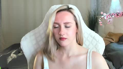 Chloe Deccker online show from June 8, 1:11 am