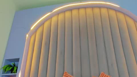 C H L O E  online show from February 6, 11:46 am