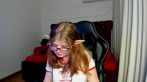 ChloeHalses online show from April 15, 6:06 am