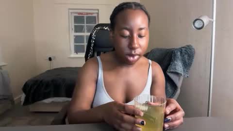 chocolatebunnycakez online show from January 19, 4:11 am