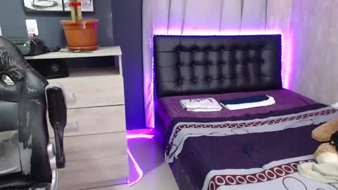 chris_huntter online show from March 7, 8:33 pm